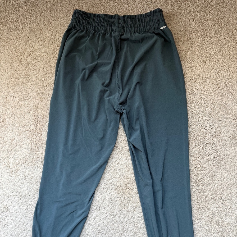 Vuori Women's Lightweight Joggers - size small blue